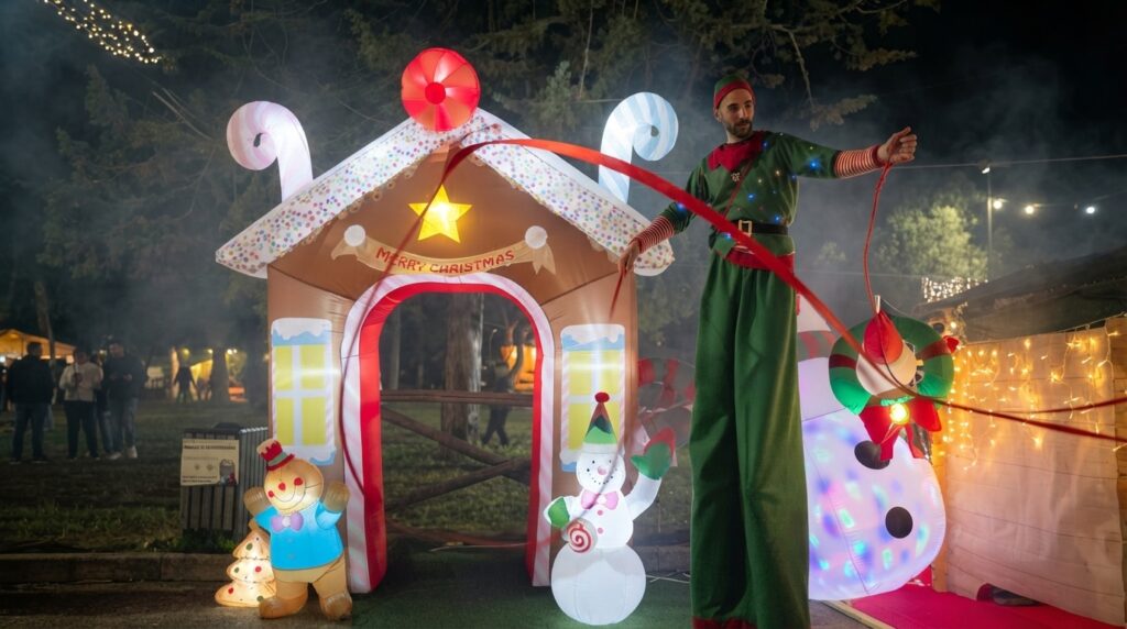 Natale in Puglia con gli Artisti di Strada
Scopri la magia del Natale in Puglia con giocolieri, trampolieri, sputafuoco, clown, mimi, bolle di sapone giganti e video selfie 360. Spettacoli unici per eventi natalizi, mercatini e feste private. Regalati un Natale indimenticabile!