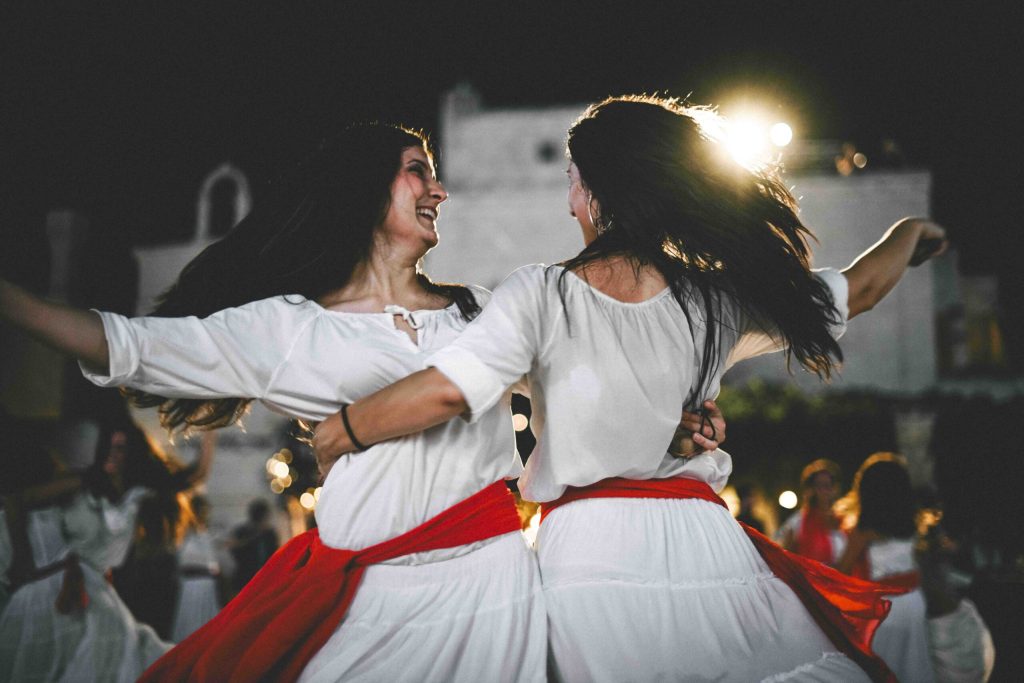 ballerine-di-pizzica-festa-al-borgo-egnazia-fasano-savelletri.brindisi-artisti-di-strada-1