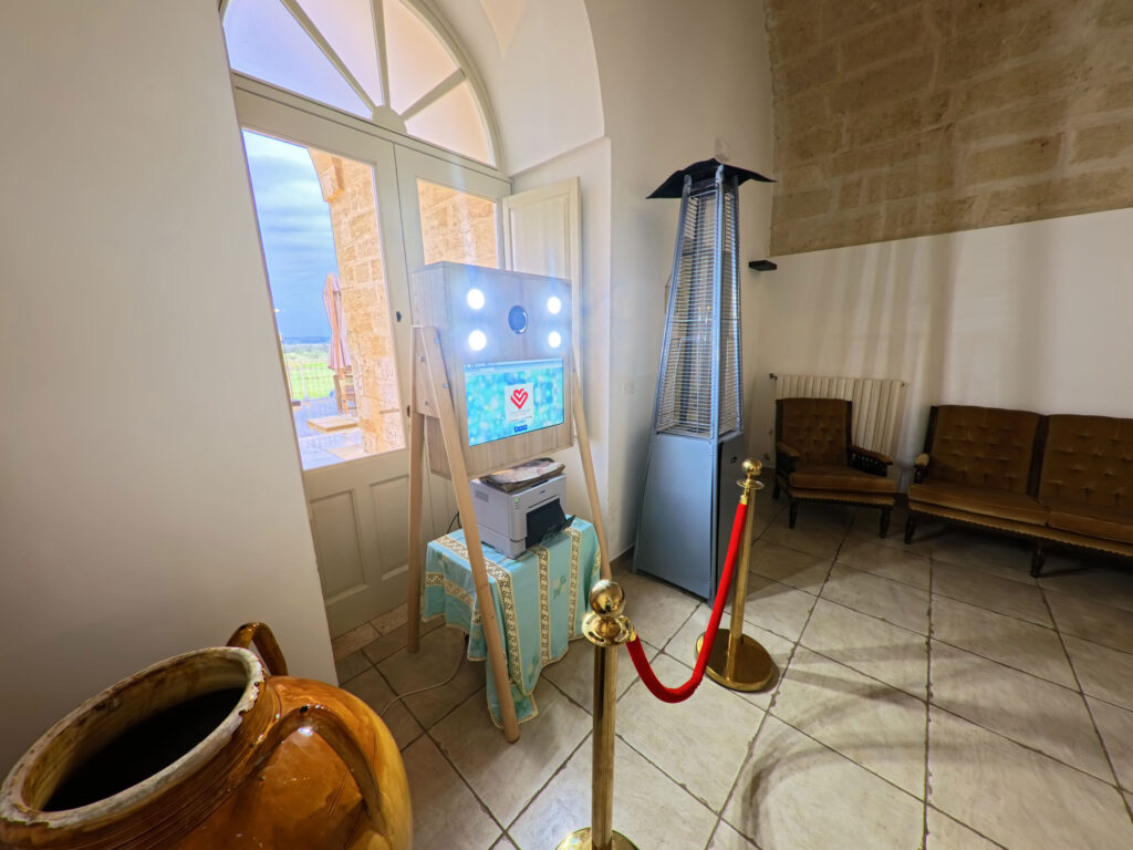 Noleggio Photo Booth personalizzabile per matrimoni, feste ed eventi.
Con Lellabretella.it scatti, sorridi e stampi foto istantanee su carta fotografica professionale. Servizio portatile, autonomo o con personale, ideale per eventi privati e aziendali. Grafica foto e box personalizzabili, photowall in tempo reale, condivisione social e galleria online dedicata.