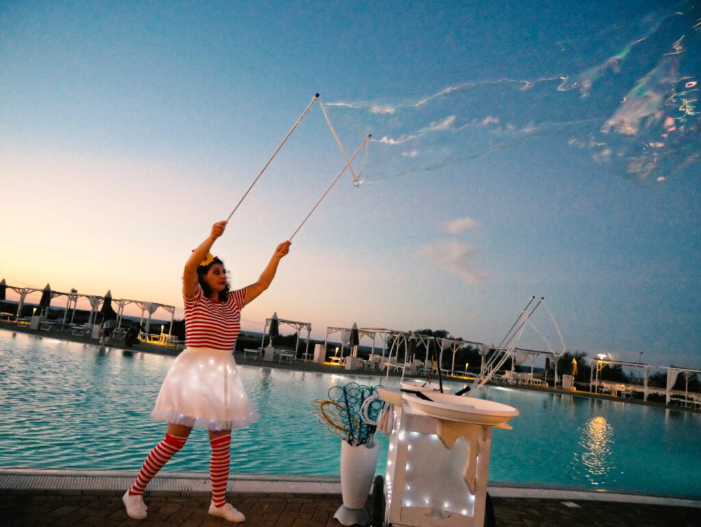 Dai matrimoni alle feste di compleanno, dalle sagre ai festival, lo spettacolo di Lella Bretella aggiunge un tocco di meraviglia e divertimento, catturando l’attenzione e l’immaginazione di grandi e piccini. Le bolle di sapone, con i loro colori iridescenti e la loro delicatezza, portano un senso di leggerezza e magia che incanterà tutti i presenti.