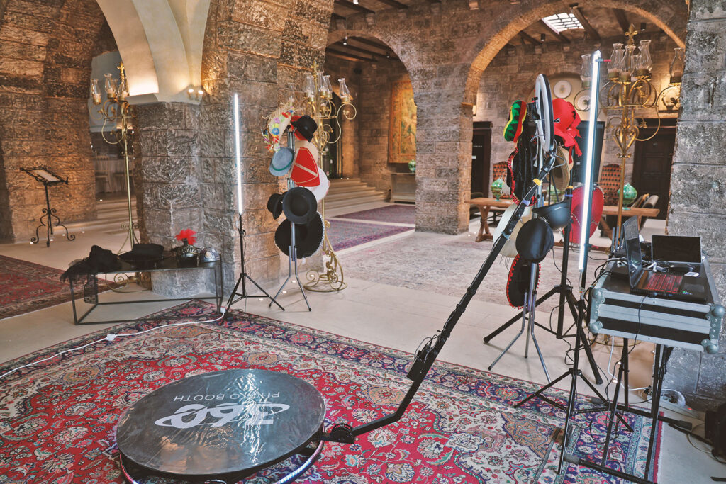 Noleggio Video Booth 360° in Salento – lellabretella.it
Trasforma ogni evento in un’esperienza unica con il Photo Booth 360! Riprese video a 360°, slow motion, effetti speciali e grafiche personalizzate. Perfetto per matrimoni, eventi aziendali, feste e fiere. Servizio completo con montaggio, assistenza e video in Full HD o 4K. Disponibile in tutta la provincia di Lecce. Prenota ora su lellabretella.it!