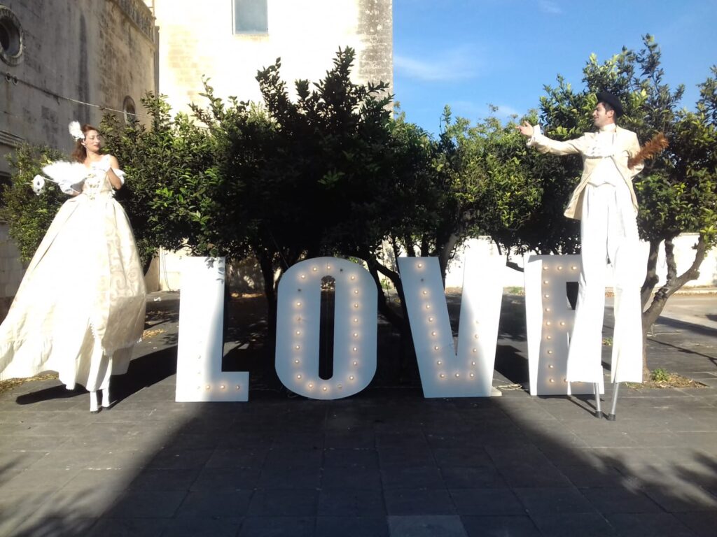 Sposi Trampolieri a Bari: spettacolo versatile per matrimoni, feste private, compleanni, sagre, eventi aziendali e cene spettacolo. Accoglienza unica, Photo Booth personalizzato e spettacolare coriandolata per un’esperienza indimenticabile.