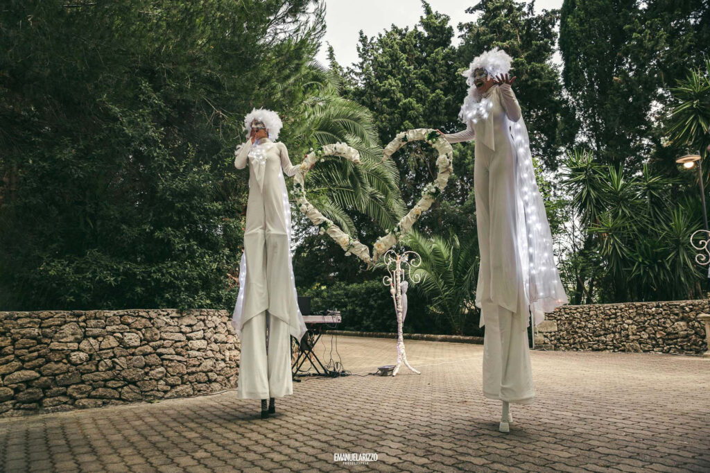 trampoliere abito bianco- farfalle su trampoli - spettacolo matrimonio - artisti di strada puglia - open circus puglia - Bari - Brindisi - Taranto - Lecce