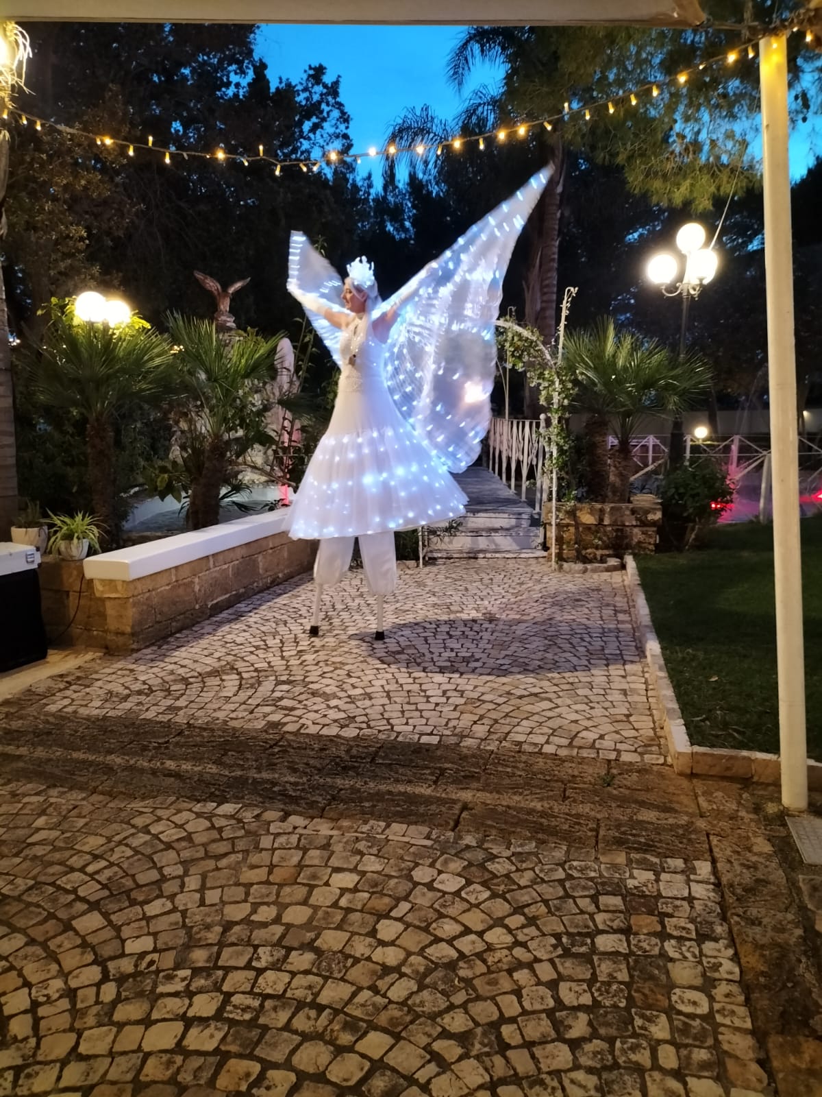 coppia-trampolieri-abito-bianco-sposi-artisti-di-strada-puglia (14)