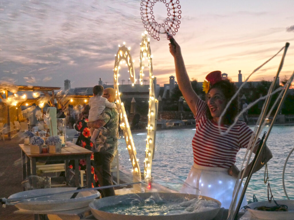 Artista di strada, artisti di strada, Circus Artist Puglia, Clown, Puglia circus artist, eventi esclusivi, farfalle luminose, giocolieri, Lecce, matrimonio, Open Circus Puglia, Sputafuoco, trampolieri, Libellule luminose