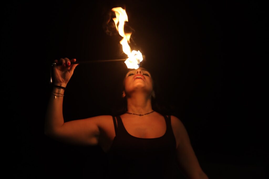 Spettacolo fuoco medievale con giocoleria, mangiafuoco, spade e clave infuocate. Fire Show di grande impatto visivo per matrimoni, feste, compleanni, rievocazioni storiche, eventi di piazza e cene in Puglia, Salento, Bari e Foggia. Performance serali su misura della durata di 30 minuti, con coreografie di teatro-danza, arti marziali e pirotecnica. Ideale per eventi esclusivi, luxury eventi e feste a tema. Artisti di strada e itineranti disponibili per spettacoli di accoglienza e intrattenimento.