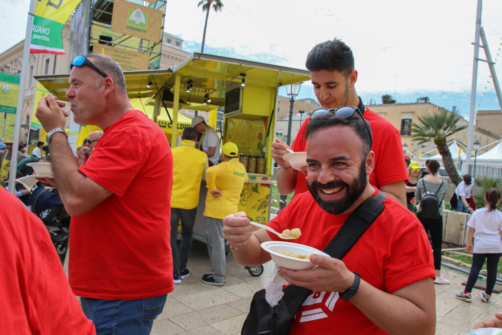 Bandiere colorate, stand con le eccellenze delle campagne italiane e migliaia di bambini in festa, arrivati a Bari da tutta Italia per partecipare alla Festa dell'educazione alimentare organizzata da Coldiretti al Villaggio contadino, allestito sul lungomare Imperatore Augusto del capoluogo pugliese.