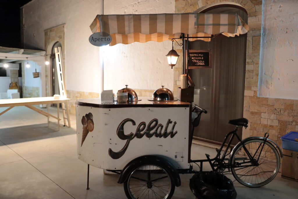 Noleggio Carretto Gelati a Lecce e Puglia: Offriamo carretti gelati personalizzati per matrimoni, eventi aziendali, feste private e inaugurazioni. Design vintage, gelati artigianali e gelataio in costume per un tocco unico. Disponibili anche carretti bike e pop corn. Personalizzazione completa per un evento esclusivo. Contattaci per informazioni!