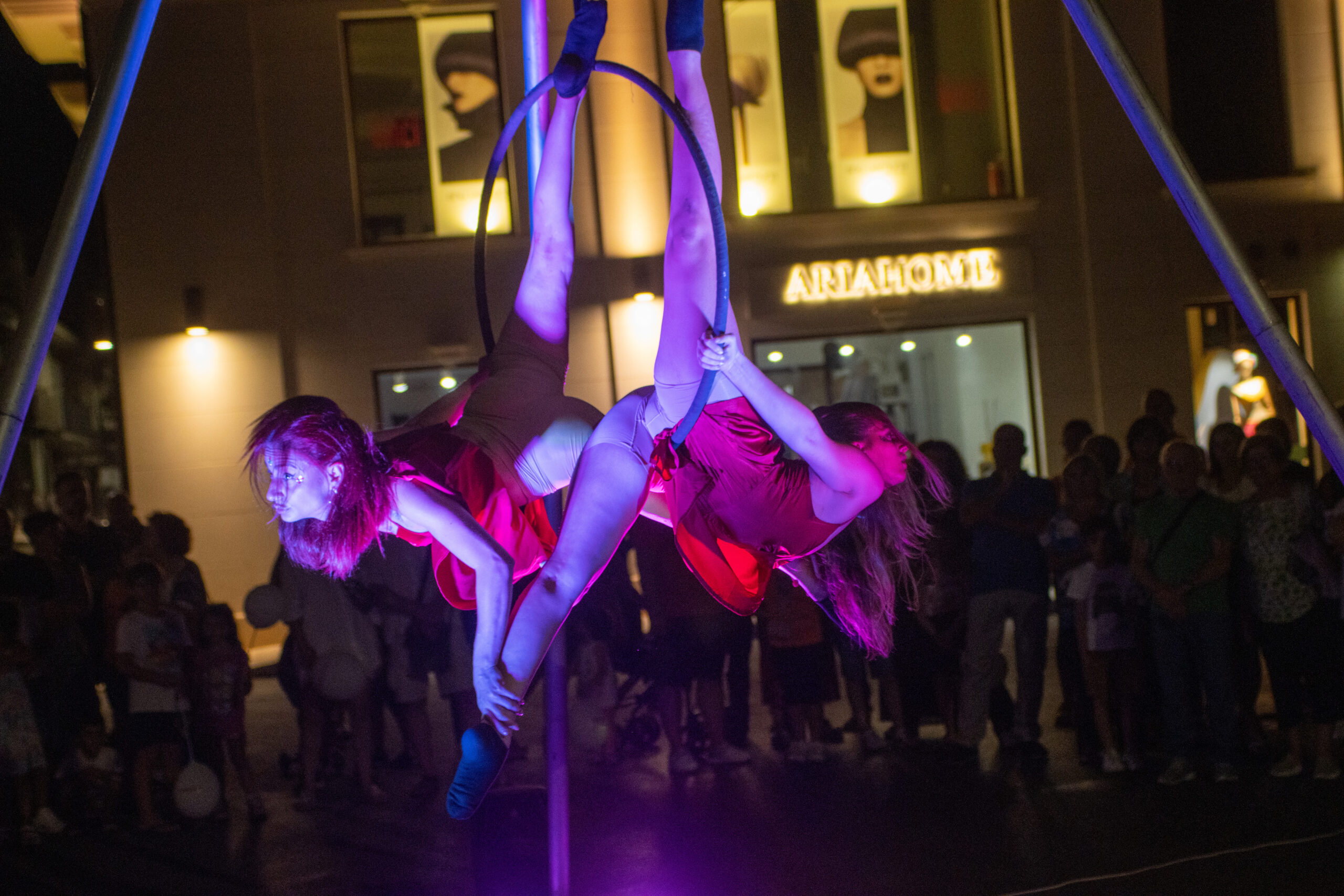 Aerial hoop duo – Danza Acrobatica Aerea-artisti-di-strada-puglia-open-circus-puglia-japigia-wedding