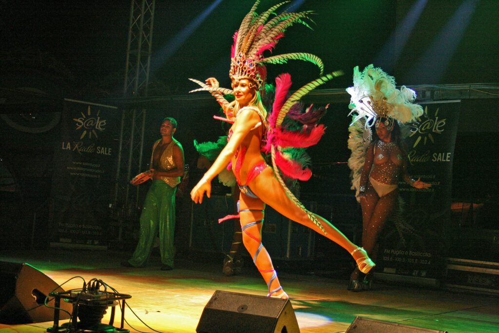 Animazione brasiliana in Puglia per matrimoni e feste private: ballerine di samba, costumi di Rio, spettacoli su misura con DJ e percussionisti. Energia e ritmo che trasformano il tuo evento in un Carnevale indimenticabile. Scopri i format e richiedi un preventivo gratuito.
