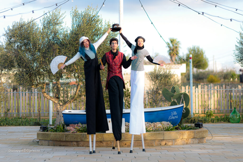 Kalos Circo Mobile porta nel Salento e in tutta la Puglia uno spettacolo itinerante con trampoliere, giocoliere e sputafuoco. Show personalizzabile da 5 a 30 minuti, con 4-10 artisti e 3 uscite, adatto a feste private, sagre, matrimoni, eventi aziendali e cene spettacolo. Disponibile in Puglia, Basilicata, Molise, Campania e Calabria. Effetto wow garantito per ogni età.
