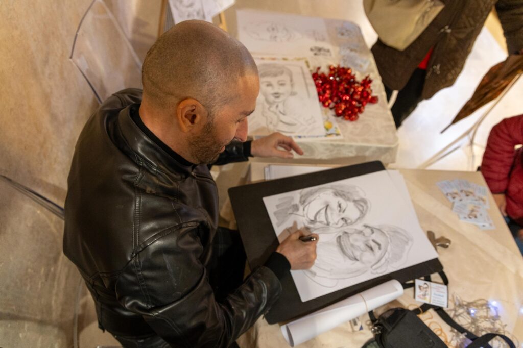 Un caricaturista a Lecce e provincia trasforma matrimoni, feste ed eventi in ricordi unici: caricature dal vivo, inviti personalizzati, quadri regalo e regali speciali per gli ospiti. Servizio in tutto il Salento con preventivo gratuito.