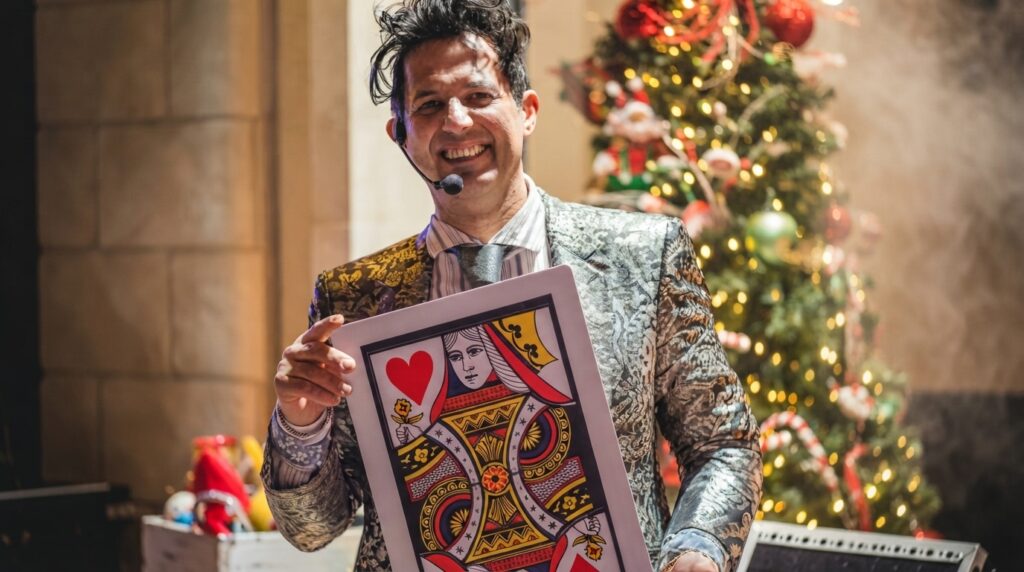 Mago Comico per Eventi: Spettacoli di Magia e Risate
Il Mago Comico è l’artista ideale per eventi pubblici e privati. Con uno show di magia e comicità, regala divertimento per tutta la famiglia. Disponibile per spettacoli sul palco o itineranti ai tavoli, trasforma qualsiasi occasione in un’esperienza unica e memorabile. Perfetto per cerimonie, feste e gran galà!