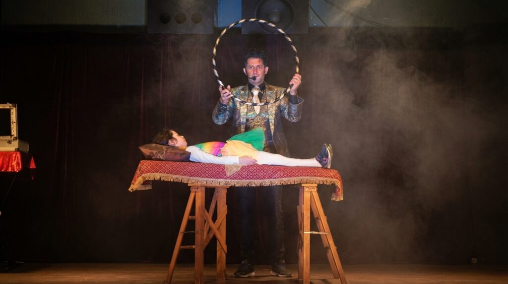 Spettacolo di magia comica e mentalismo a Lecce, disponibile in Puglia, Basilicata, Molise e Campania. Uno show unico che unisce illusioni, comicità intelligente e lettura del pensiero, perfetto per adulti e bambini. Ideale per feste private, compleanni, matrimoni, sagre, eventi aziendali e cene spettacolo. Durata massima 1 ora, adattabile a sale interne, piazze e location aziendali. Interazione continua con il pubblico ed effetto wow garantito a ogni replica.