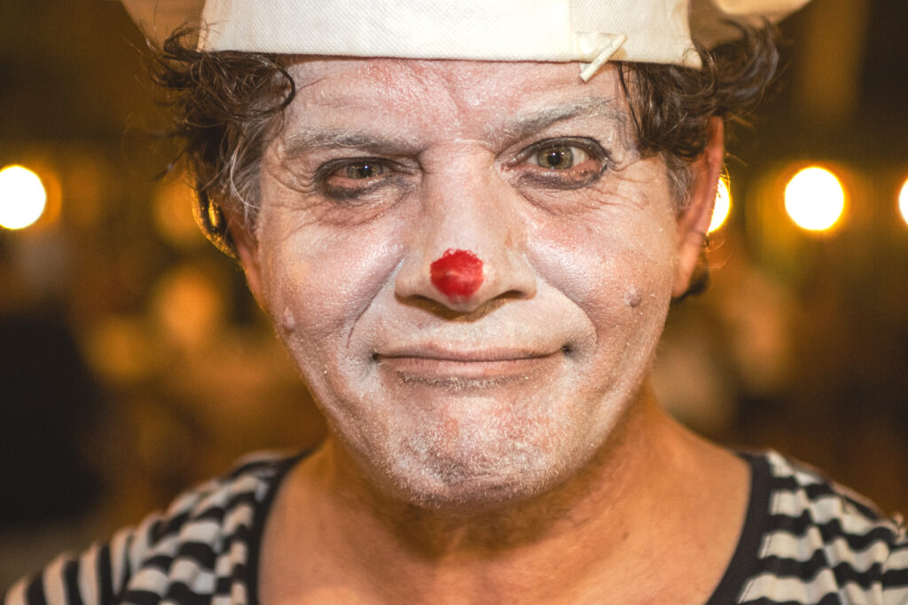 Mimo Papillon le Burlon: artisti mimi professionisti che si esibiscono nei centri storici di tutto il mondo. Specializzati in performance per vetrine commerciali, eventi, party e inaugurazioni, catturano l’attenzione con gag comiche, magie e giocoleria. Senza parole, ma con un linguaggio espressivo unico, trasformano ogni occasione in uno spettacolo memorabile