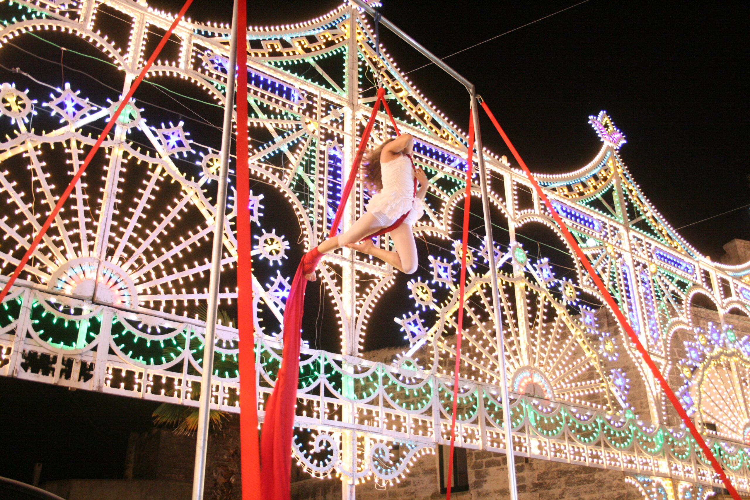 spettacoli-acrobatica-aerea-artistidistrada-puglia-open-circus-puglia-japigia-wedding