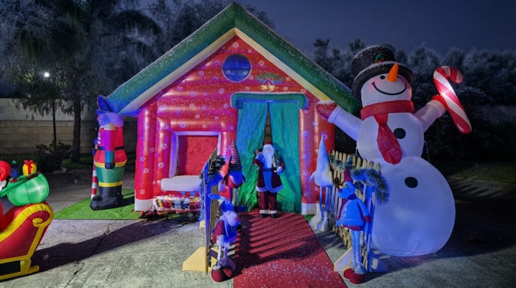 Il Villaggio di Babbo Natale di Open Circus Puglia Events è un format natalizio modulabile per piazze e comuni: Casa di Babbo Natale, Grinch, spettacoli, trampolieri e noleggio casette di Natale per mercatini ed eventi festivi.