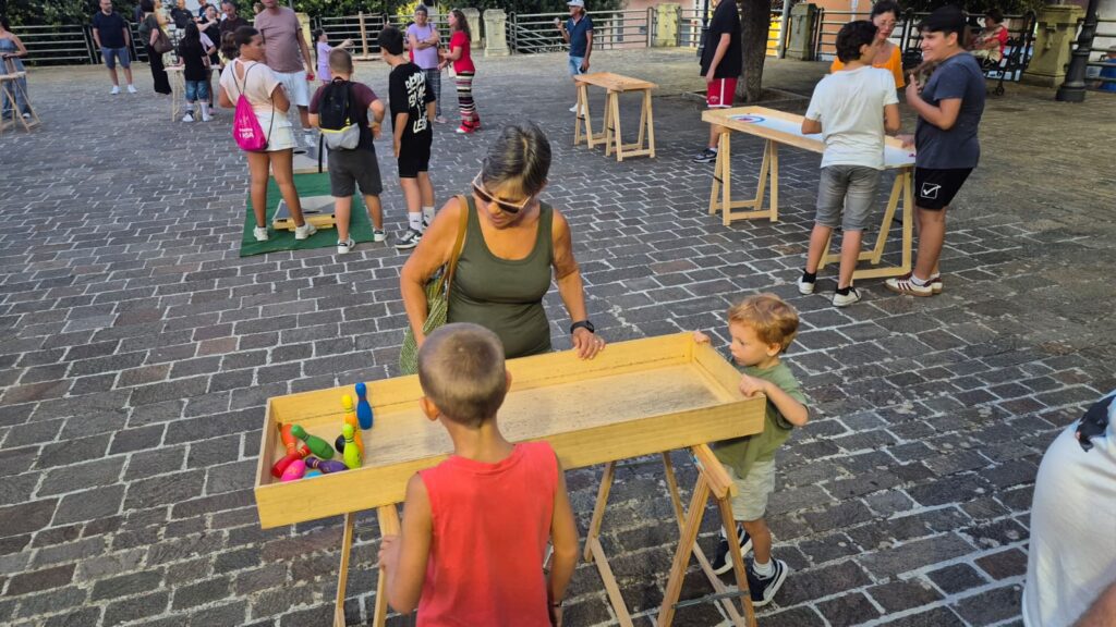 Noleggio giochi in legno con operatori a Lecce per eventi, feste, sagre, matrimoni e aziende. Allestimenti da 100 a 500 mq, animatori professionisti inclusi, durata da 4 a 8 ore. Intrattenimento per tutte le età, sicuro, ecologico ed elegante. Richiedi un preventivo personalizzato.
