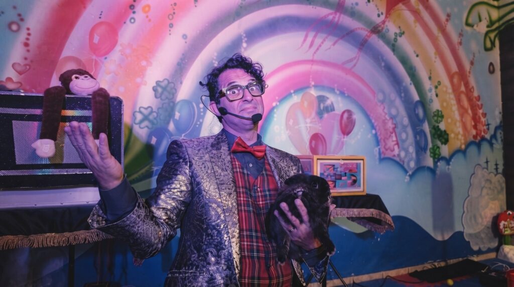 Il Mago Nini porta in Puglia spettacoli di magia da scena e close up per matrimoni, compleanni, eventi aziendali, sagre e feste private. Show personalizzati per bambini, adulti e famiglie, con grandi illusioni, impianto audio e luci su richiesta. Durata da 20 a 80 minuti da scena e da 1 a 3 ore in close up. Contatta Spettacoli Eventi per un evento indimenticabile.