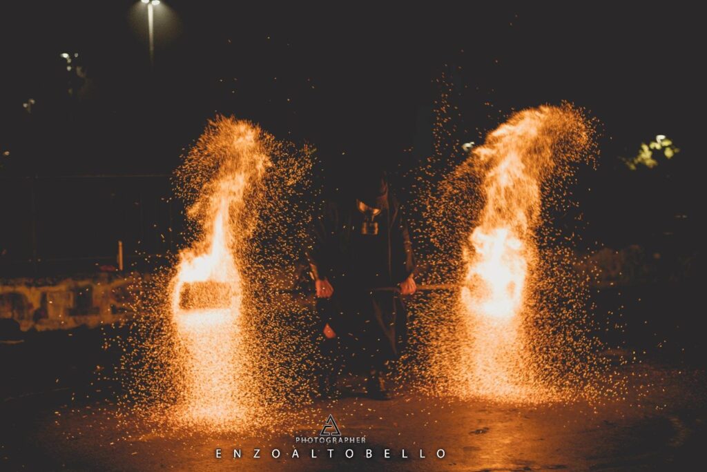 Spettacolo di giocolieri, mangiafuoco e sputafuoco in Puglia, ideale per eventi privati, matrimoni, feste di paese e aziendali. Artisti di strada professionisti offrono uno show emozionante e adrenalinico, con tecniche spettacolari e giochi di fuoco. Disponibile in Lecce, Bari, Brindisi, Taranto e Foggia, lo spettacolo garantisce intrattenimento di grande impatto per tutte le età.
