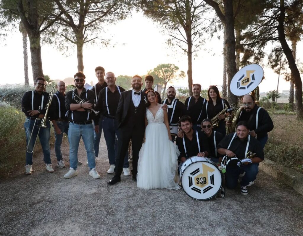 La Salento Street Band è una marching band pugliese nata nel 2018 a Matino (Lecce). Con sax, tromba, trombone, bassotuba e percussioni anima eventi, feste, sagre, matrimoni e manifestazioni nel Salento e in tutta la Puglia. Energia travolgente, allegria e colori: ogni esibizione diventa un’esperienza indimenticabile.