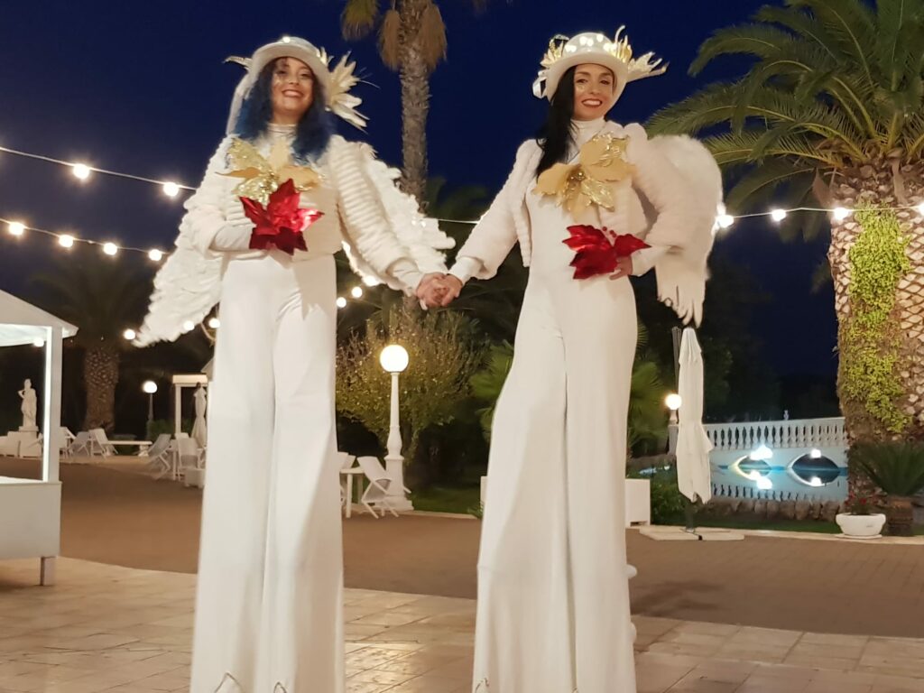 Quando si parla di mimo, non si può non pensare a Marcel Marceau, il più grande mimo di tutti i tempi. Marceau era l’incarnazione vivente di questa forma d’arte, avendola nel sangue fin da bambino, quando, ispirato da Charlot di Chaplin, iniziò a imitare il suo idolo. Ma la sua passione per il mimo andava oltre il semplice intrattenimento. Durante la Seconda Guerra Mondiale, Marceau utilizzò le sue abilità per salvare la vita di centinaia di bambini ebrei, intrattenendoli con scenette di mimo nei momenti più critici del loro viaggio verso la libertà.