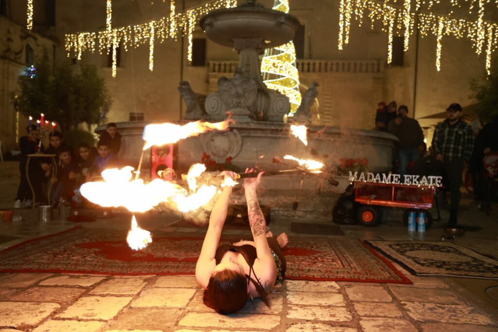 Lo Spettacolo di Danza col fuoco è manipolazione degli attrezzi infuocati si unisce alla danza moderna dando vita a spettacolari coreografie. L’ originale connubio tra l’arte della danza col fuoco e la magia della giocoleria con il fuoco e l’utilizzo di costumi e scenografie che ripropongono situazioni magiche ,sabbatiche e ancestrali coinvolgono gli spettatori in atmosfere stregate e entusiasmanti in un tripudio di fuoco e energia al ritmo calzante delle percussioni e di musiche medievali e popolari. Bellissime coreografie e spettacoli mozzafiato per incantare grandi e piccini durate il vostro evento rendendolo cosi unico e magico.