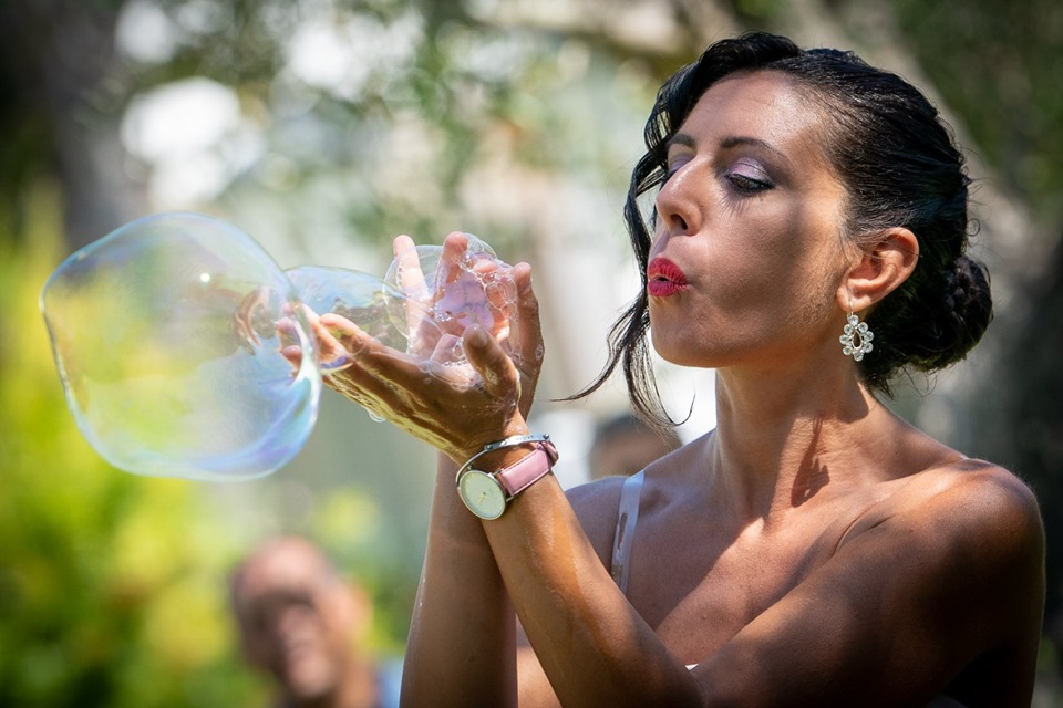 Questo tipo di spettacolo richiede abilità nell’arte delle bolle di sapone, ma anche conoscenze nel campo dell’illuminazione scenica e della progettazione di costumi luminosi. Può essere realizzato in diversi contesti, come spettacoli teatrali, festival di luce o eventi speciali.