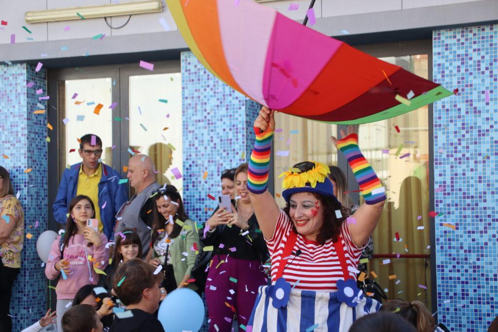 Lella Bretella E Papillon Le Burlon sono due artisti professionisti che intratterranno i vostri piccoli ospiti durante il vostro grande giorno, regalando loro attimi di puro divertimento, affinché la giornata del matrimonio sia speciale e indimenticabile anche per loro.