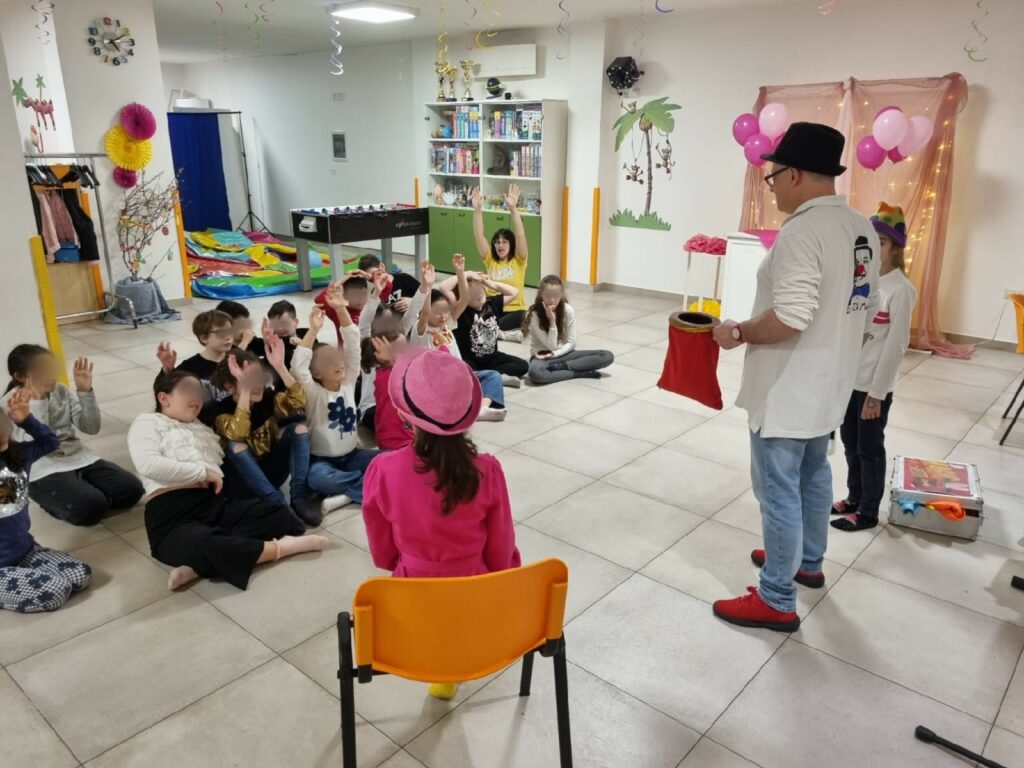 Il Mago Rocky si distingue per il suo approccio giocoso e divertente alla magia. Oltre a eseguire abili illusioni e giochi di prestigio, mette in mostra un talento per l’umorismo e la comicità, coinvolgendo il pubblico nella sua performance. Utilizza spesso battute, gag e interazioni divertenti per creare un’atmosfera leggera e divertente durante lo spettacolo.