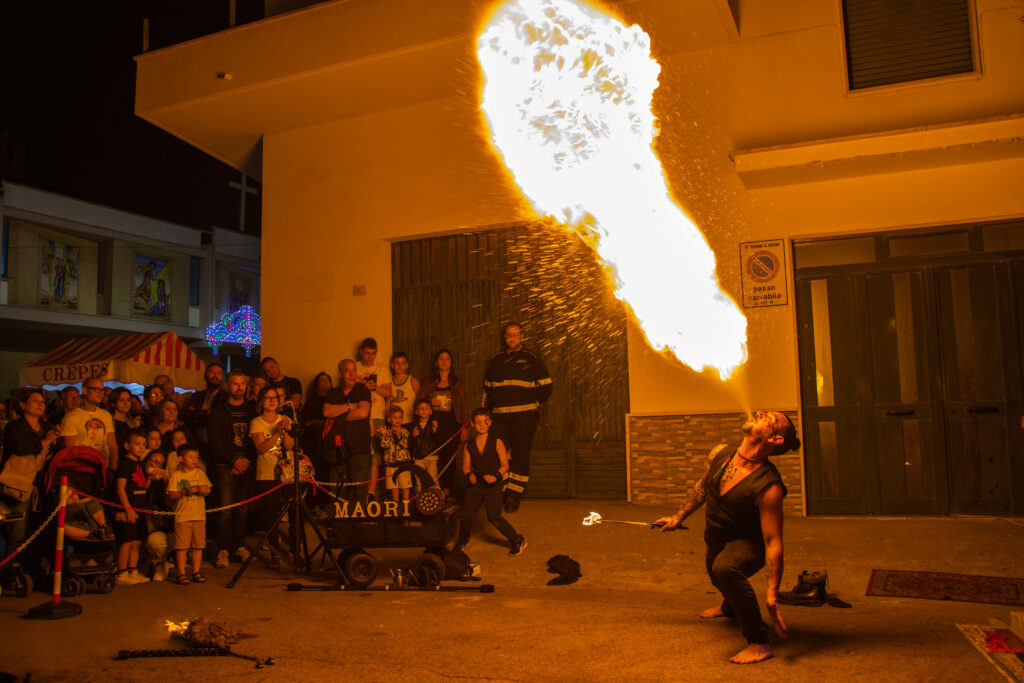 MÀORI FIRE PERFORMER and LED SHOW

Giocoliere specializzato nell'uso di attrezzature circensi di FUOCO e LED, si è esibito nelle piazze più importanti d'Italia, collaborando con artisti di grande calibro e debuttando anche con il Circo Castellucci Lara Orfei con il suo spettacolo di luci LED.

Apprezzato e ricercato per i suoi show pieni di colpi di scena, il suo carisma e la sua indiscussa presenza scenica a contatto con il pubblico, è conosciuto soprattutto per numeri di fachirismo molto pericolosi. Le sue fiammate raggiungono circa 5 metri di altezza, danzando e sfiammando anche a ritmo di musica, incantando e coinvolgendo gli occhi di chi lo guarda.
Maori - Sputafuoco, Mangiafuoco, Fachiro - Contattare Artisti di. Strada. Spettacolo di sputafuoco, fachirismo, mangiafuoco, giocoleria di fuoco.