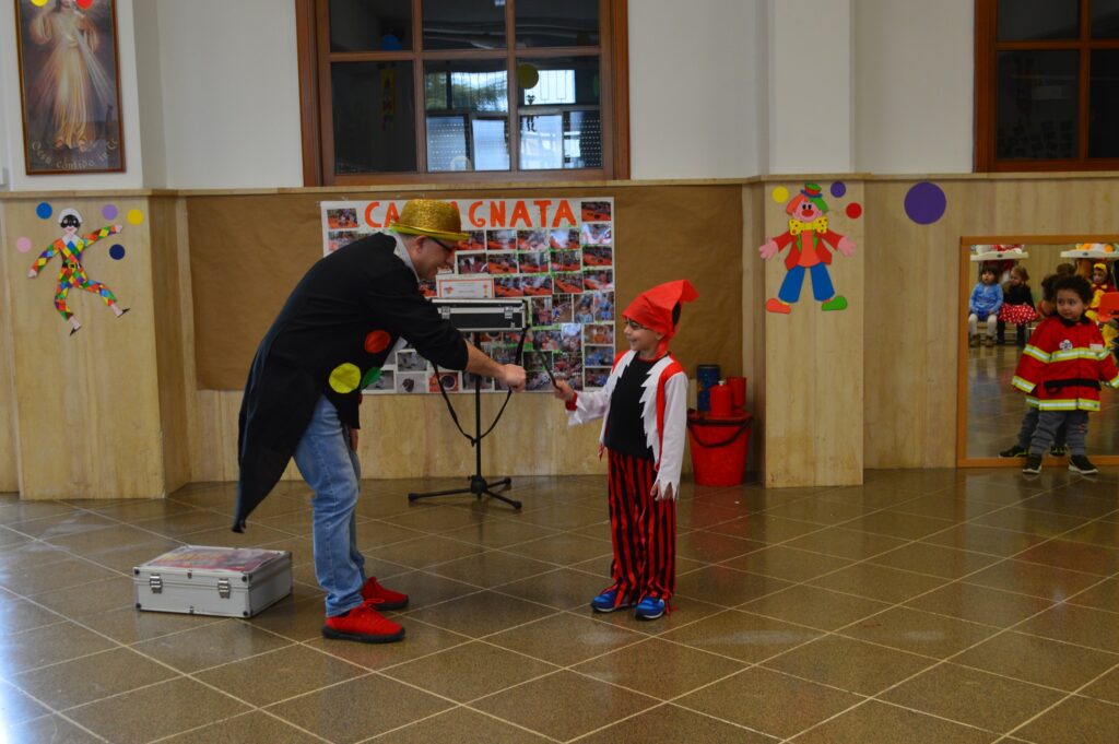 Spettacoli di magia, illusionismo e animazione per compleanni, matrimoni, scuole ed eventi aziendali a Lecce e in Puglia. Mago comico per bambini e adulti, magia da vicino, carte, mascotte e intrattenimento personalizzato. Richiedi un preventivo gratuito senza impegno.