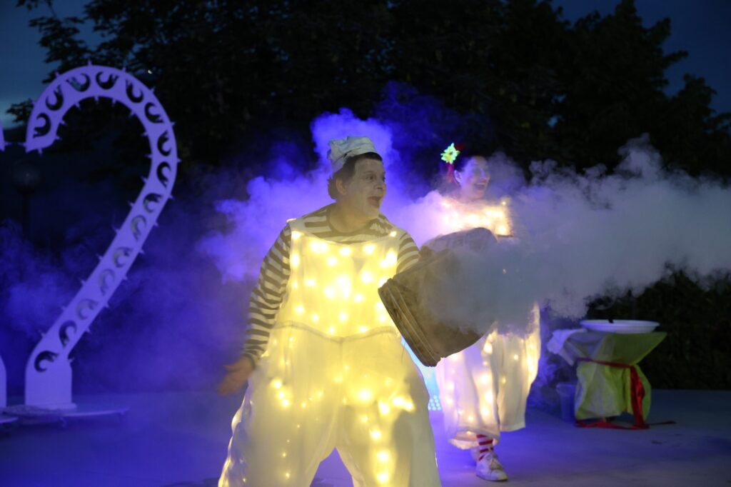 Artisti di strada su Foggia
Giocolieri, Trampolieri, Clowns, Fantasisti, Burattinai, Acrobati, Funamboli, Ritrattisti, Mimi, Statue Viventi, Fachiri, Sputafuoco, Maghi, Cartomanti, Chiromanti, Domatori e Addestratori di Animali esotici, Danzatrici, Musicisti, Attori, Sbandieratori, Majorettes; e di Artisti dello Spettacolo in genere : Comici, Cabarettisti, Animatori, Prestigiatori, Illusionisti,