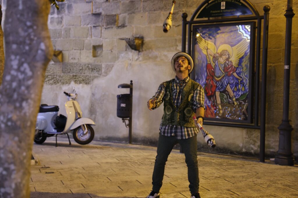 Il Giocoliere Mosè Jo
Spettacolo di giocoleria ed equilibrismo, musicale ed interattivo adatto a un pubblico di famiglie e bambini. Il giocoliere Mose Jo, nelle vesti di uno dei suoi personaggi più bizzarri, coinvolge gli ignari spettatori in allegre e frizzanti performance.