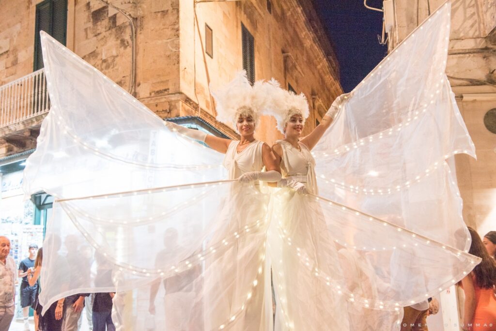 light-signals-farfalle-luminose-trampoli-artistidistrada-puglia-ostuni-open-circus-puglia-japigia-wedding (23)