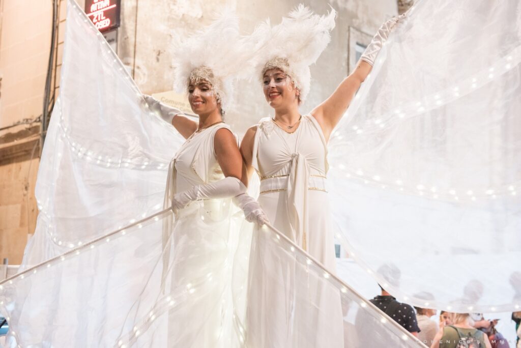 light-signals-farfalle-luminose-trampoli-artistidistrada-puglia-ostuni-open-circus-puglia-japigia-wedding (27)