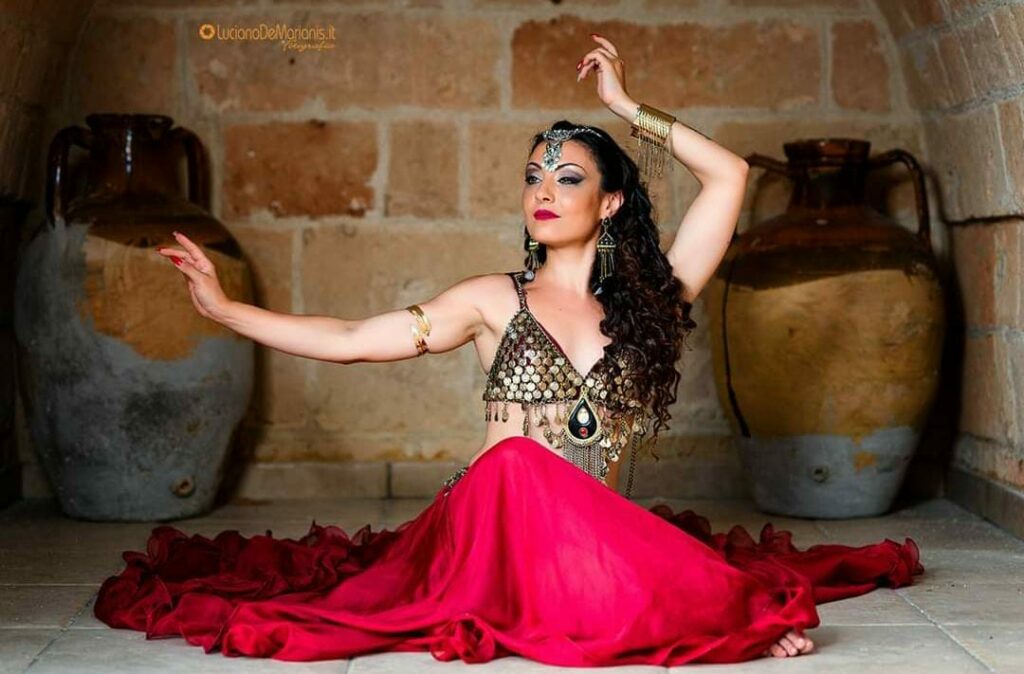 Madame Ekatè, è una ballerina e coreografa esperta che vi incanterà con i suoi spettacoli di danza orientale a tema. La danza orientale ha radici antiche, simbolo di vita, prosperità, gioia e grazia.