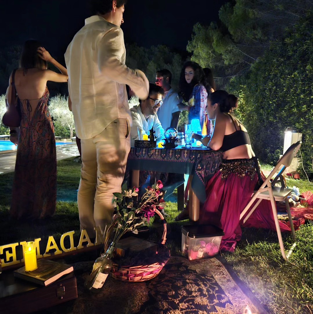 madame-ekate-cartomante-zingara-lettura-carte-spettacolo-artistidistrada-puglia-open-circus-puglia-japigia-wedding