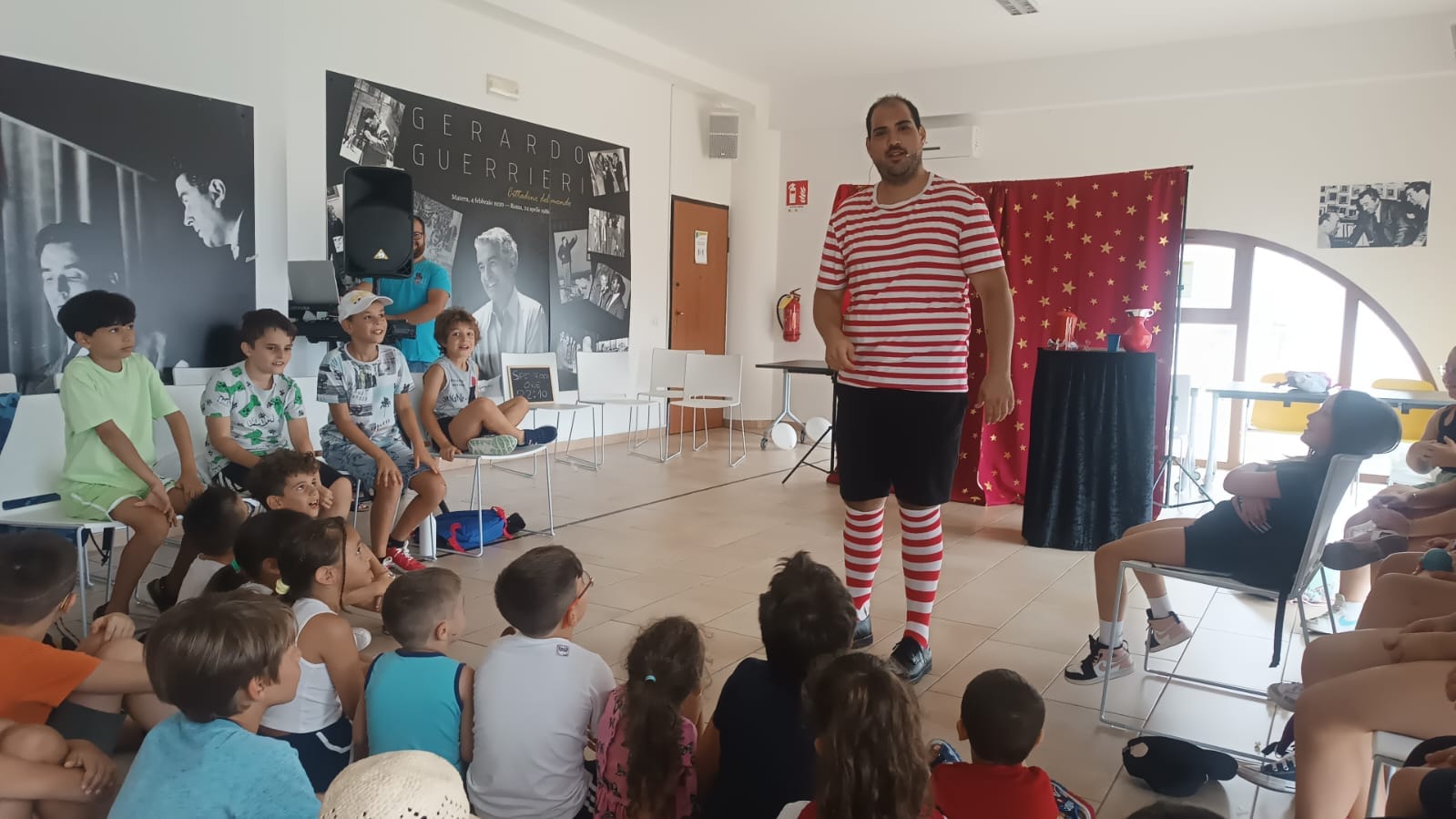 mago-milo-spettacolo-di-magia-comico-bambini-adulti-artistidistrada-puglia-open-circus-puglia-japigia-wedding (6)