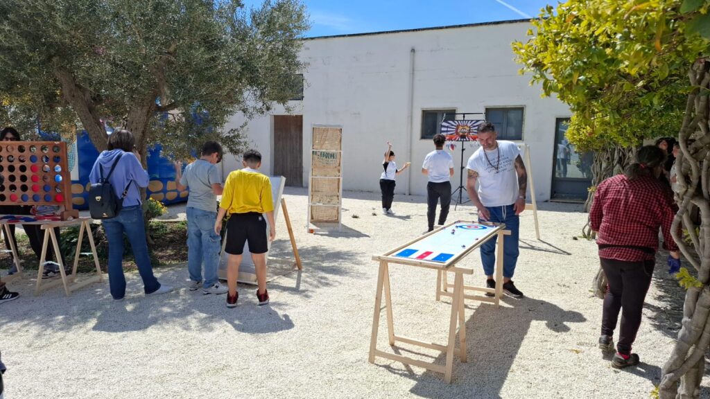 Giochi Antichi in Legno: Tradizione e Divertimento per Tutta la Famiglia
Scopri i giochi antichi in legno, autentici passatempi tradizionali che coinvolgono grandi e piccoli in attività divertenti e educative. Perfetti per eventi, sagre e feste, questi giochi artigianali, realizzati a mano, offrono un'esperienza unica che celebra la storia e le tradizioni italiane. Ideali per animazioni in piazze, scuole e centri commerciali, i giochi dei nonni favoriscono la socializzazione e la trasmissione culturale tra generazioni. Un tuffo nel passato che regala momenti di spensieratezza e condivisione per tutte le età.
