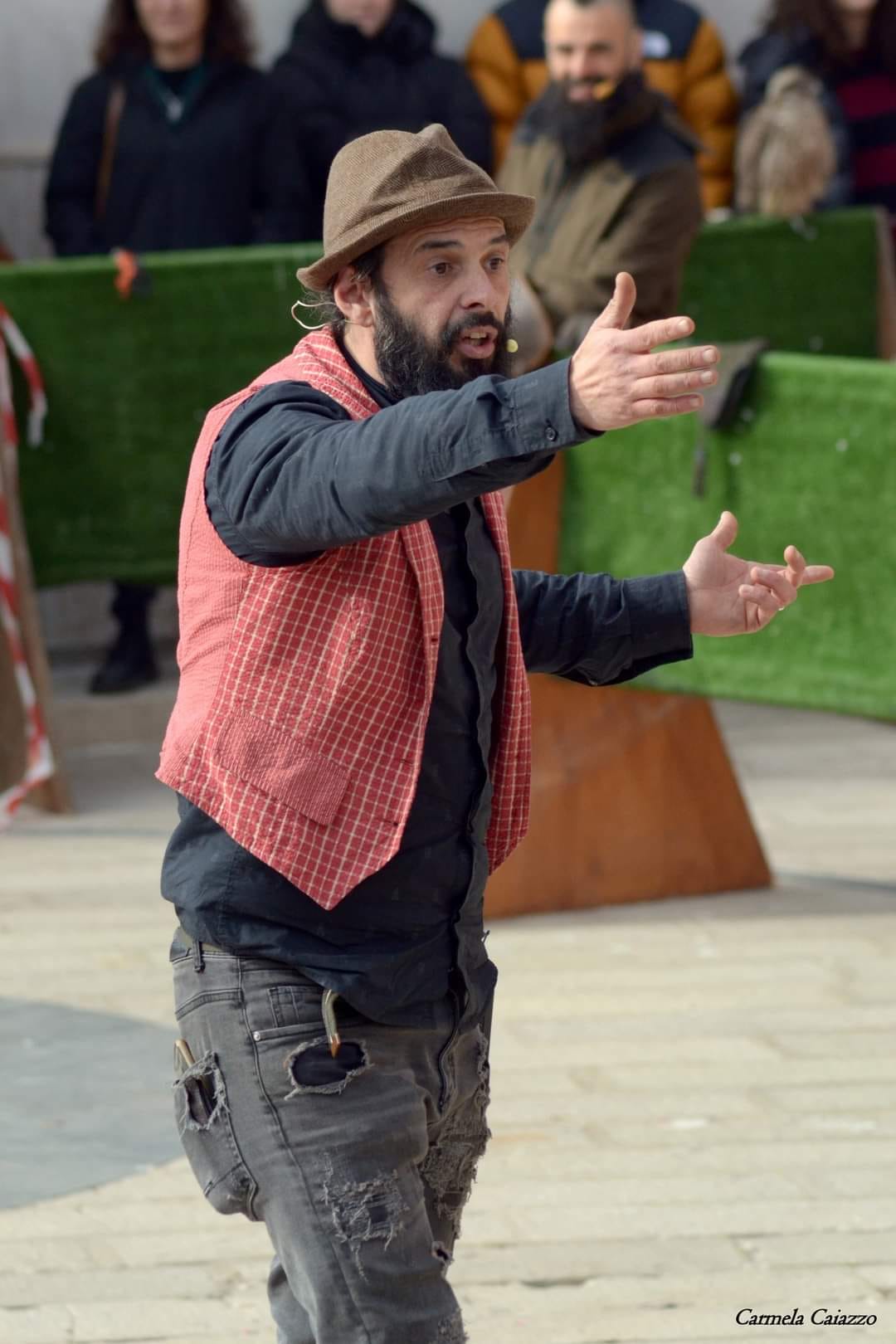 giullaresenzaradici-tiziano-casole-artistidistrada-puglia-open-circus-puglia-japigia-wedding (25)