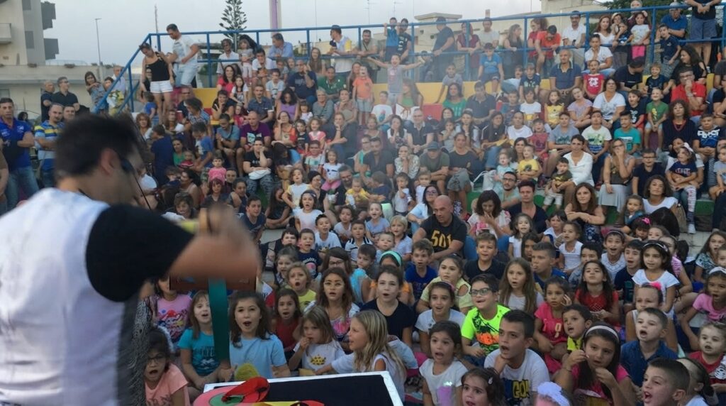 Assicurati un evento indimenticabile con il nostro spettacolo di magia per bambini. Ideale per feste di compleanno, sagre, matrimoni ed eventi aziendali, il nostro show garantisce divertimento, interattività e versatilità. Il laboratorio di palloncini coinvolge i piccoli ospiti in modo creativo, mentre il mago esperto assicura una performance sicura e adatta a tutte le età. Perfetto per eventi di ogni dimensione, dalla festa in giardino alle grandi celebrazioni.