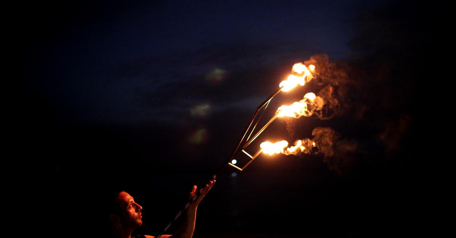 fire-force-maori-sputafuoco-madame-sasa-trampoliera-fuoco-artistidistrada-puglia-opencircus-puglia-japigia-wedding (2)