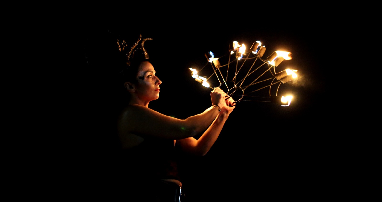 fire-force-maori-sputafuoco-madame-sasa-trampoliera-fuoco-artistidistrada-puglia-opencircus-puglia-japigia-wedding (4)