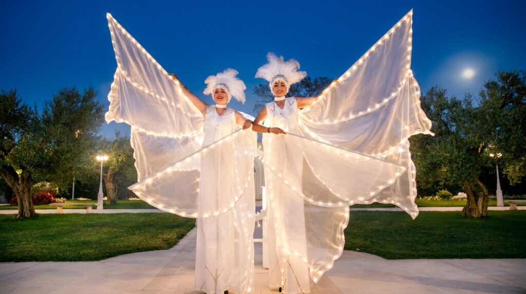 Animazione per matrimoni in Puglia con trampolieri luminosi, farfalle luminose sui trampoli, giocolieri, sputafuoco, bolle di sapone, sand art, clown e artisti di strada. Spettacoli su misura per grandi e piccoli, in masserie, ville e trulli.