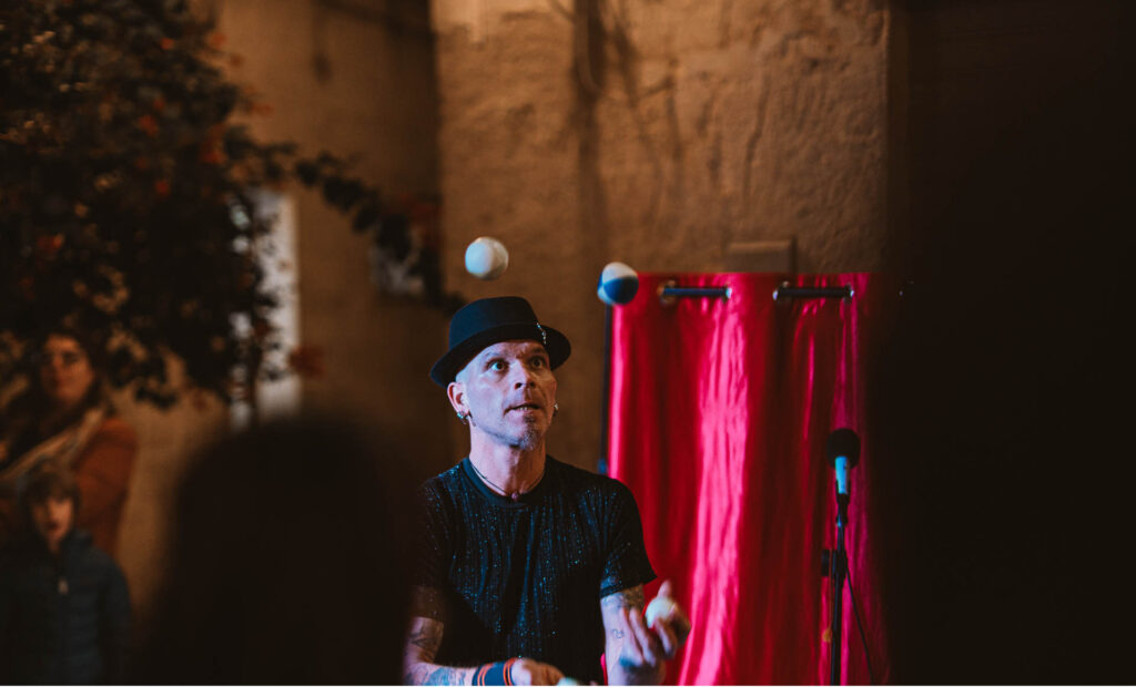 Gionata Mose Giò offre uno spettacolo di street performer unico in Puglia, combinando giocoleria comica e clown contemporaneo. Ideale per eventi come feste private, matrimoni, sagre e cene spettacolo, questo show porta magia e risate in tutta Italia, trasformando ogni occasione in un’esperienza indimenticabile. Prenotate ora per aggiungere un tocco di divertimento e sorpresa al vostro evento.