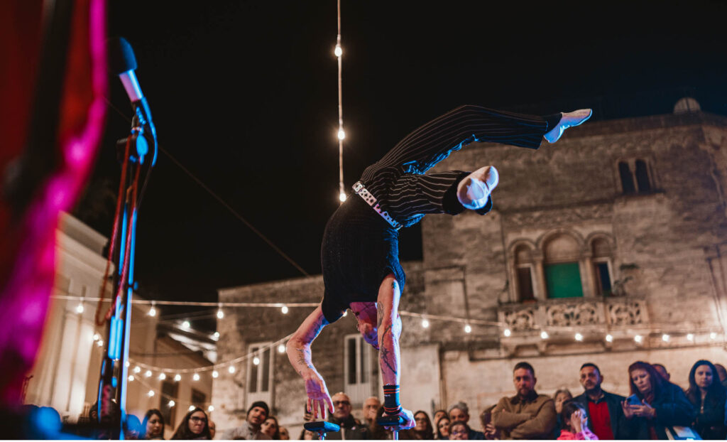 Il Giocoliere Mosè Jo
Spettacolo di giocoleria ed equilibrismo, musicale ed interattivo adatto a un pubblico di famiglie e bambini. Il giocoliere Mose Jo, nelle vesti di uno dei suoi personaggi più bizzarri, coinvolge gli ignari spettatori in allegre e frizzanti performance.