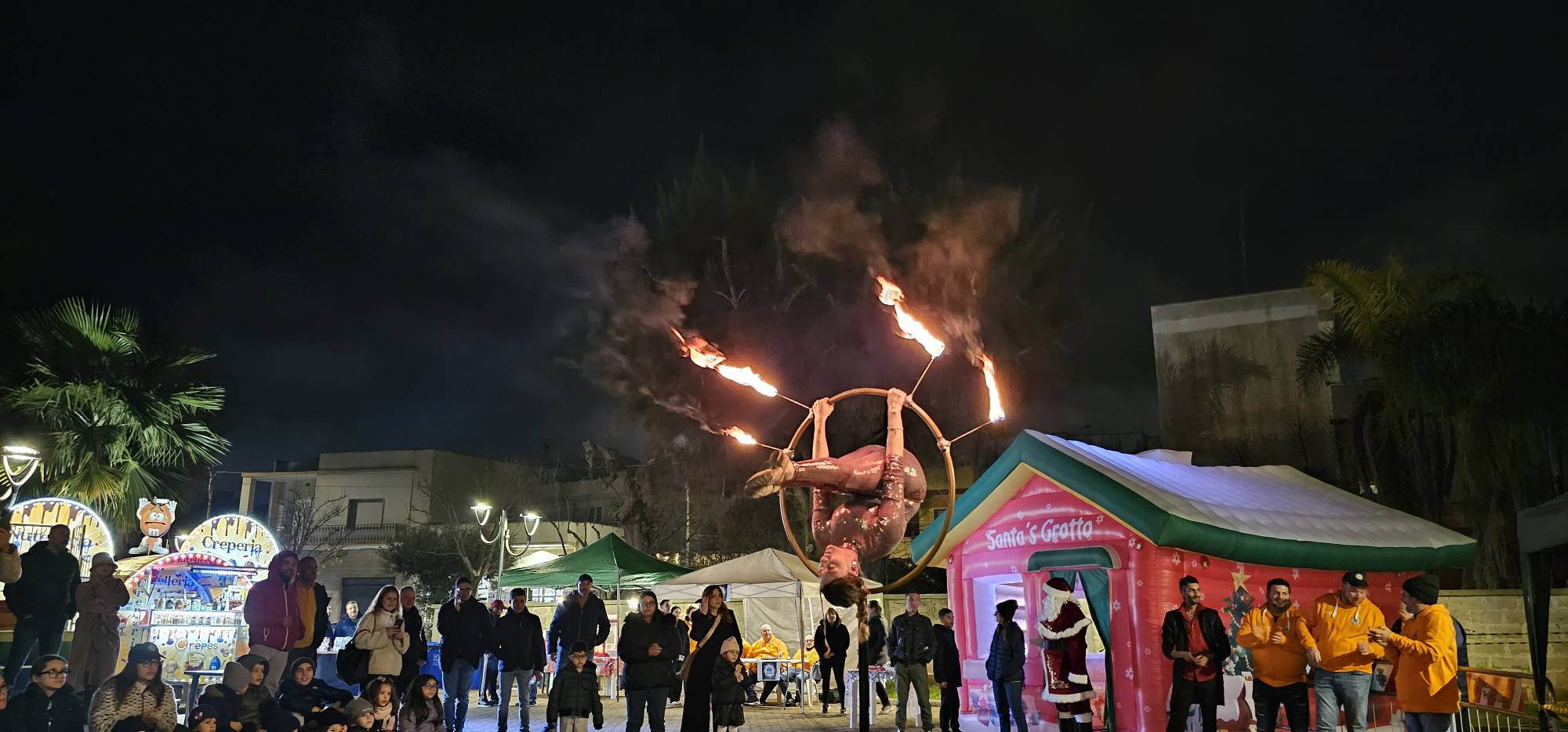 kumari-tra-cielo-efuoco-natale-2025-artistidistrada-puglia (3)