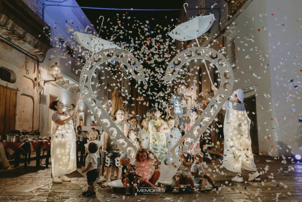 Cuore Luminarie presenta “Un Cuore Grande Così”, lo spettacolo per matrimoni che unisce due mimi, danze illuminate, bolle di sapone, giochi di fumo e l’apparizione degli sposi in un cuore gigante. Un’emozione magica e personalizzabile, perfetta per matrimoni, ricevimenti e feste tradizionali salentine.