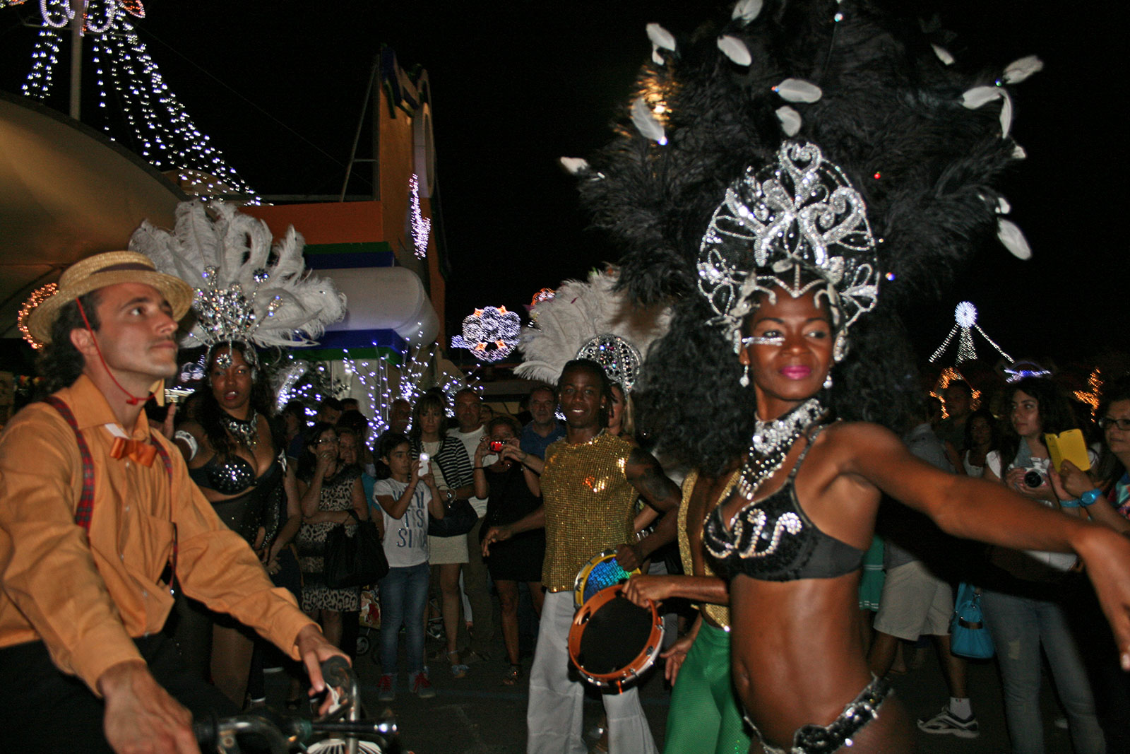 artisti-circensi-di-strada-trampoliere-sputafuoco-balli-brasiliani-artistidistrada-open-circus-puglia-lecce-brindisi-taranto-bari-giocoliere (84)